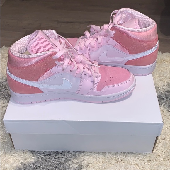 air jordan 1s mid womens